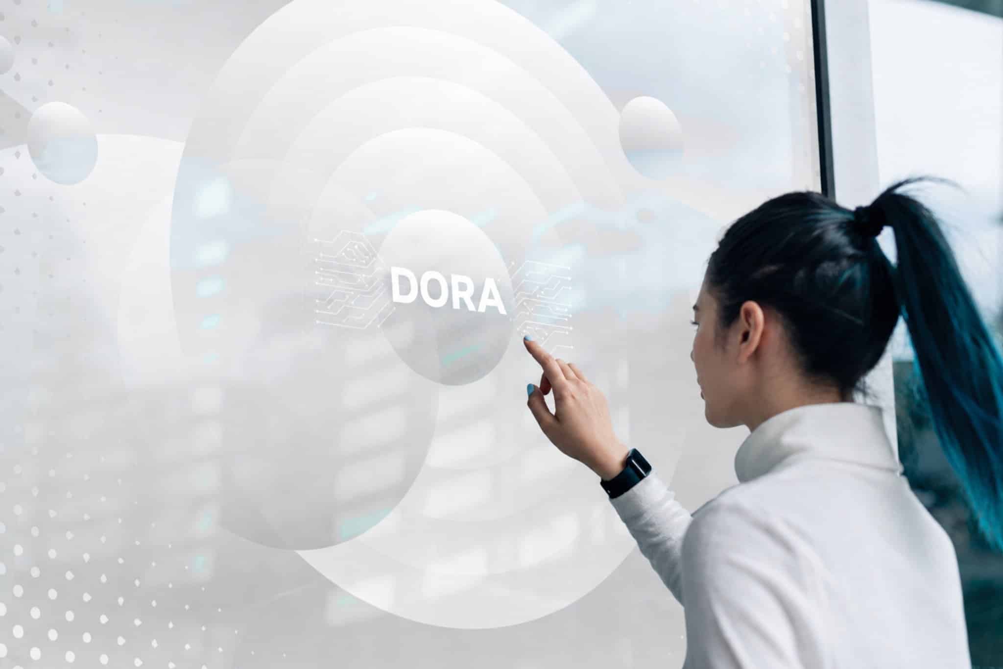 Žena pracuje s digitální obrazovkou zobrazující DORA, která symbolizuje digitální provozní odolnost a požadavky na shodu související s LEI.